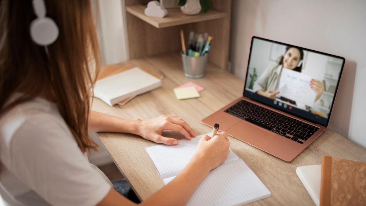 El impacto real de la tecnología en cómo aprendemos hoy 1 Estudiante utilizando múltiples dispositivos digitales para aprender de forma remota